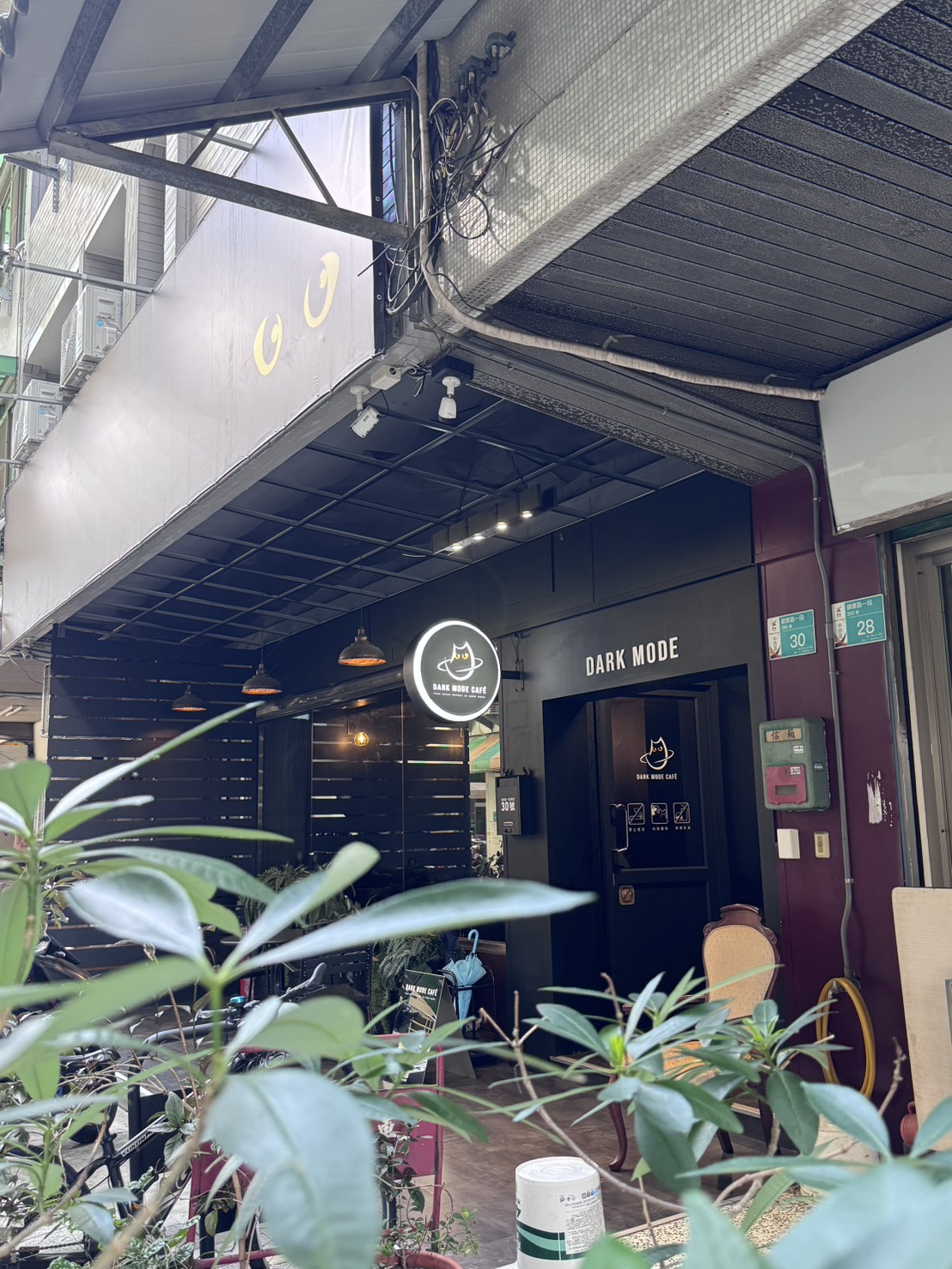 台南中西區咖啡廳|質感黑色系台南寵物咖啡廳,低消不限品項,讓人待著就捨不得離開的Chill感,黑貓坐鎮的隱藏版空間讓台南中西區咖啡廳選擇又多一個新亮點! 台南中西區咖啡廳|質感黑色系台南寵物咖啡廳,低消不限品項,讓人待著就捨不得離開的Chill感,黑貓坐鎮的隱藏版空間讓台南中西區咖啡廳選擇又多一個新亮點!